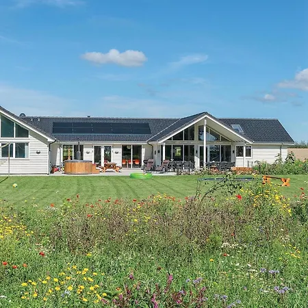 9 Bedroom Beautiful In Prázdninový dům Spottrup