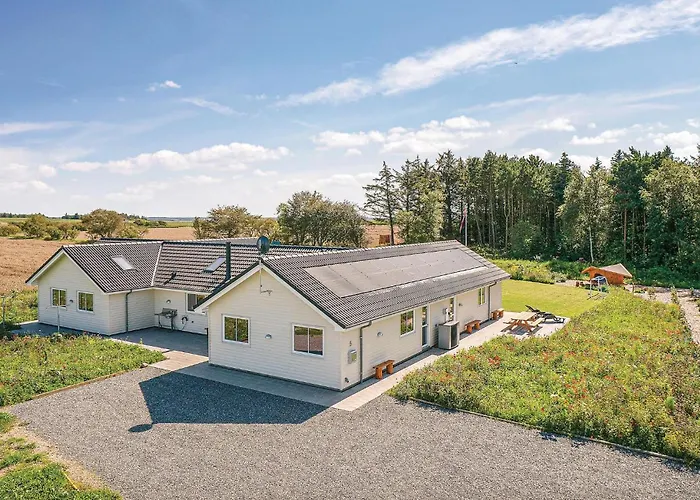 9 Bedroom Beautiful In Prázdninový dům Spottrup